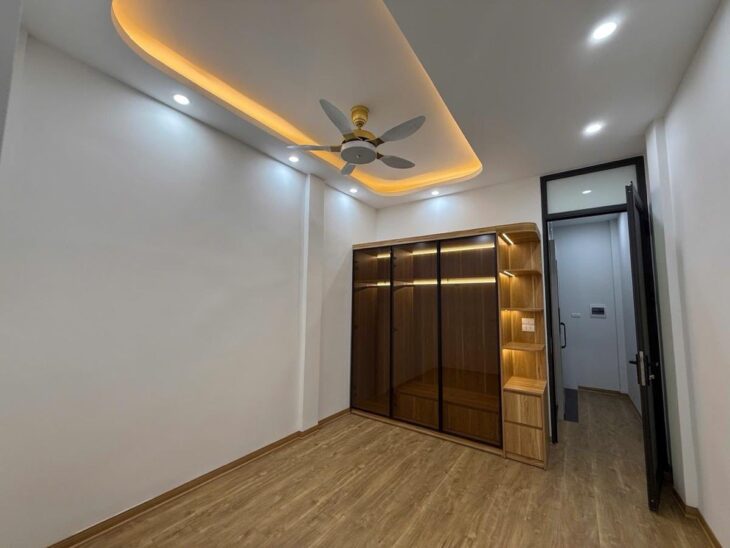 Bán nhà Hoàng Cầu 45m 5 tầng, ô tô, thang máy hơn 13 tỷ.