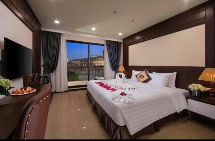 Bán khách sạn cạnh Marriott 6 sao, 275 tỷ, 300m2, 52PN, mặt tiền 11m, dt 2 tỷ/th