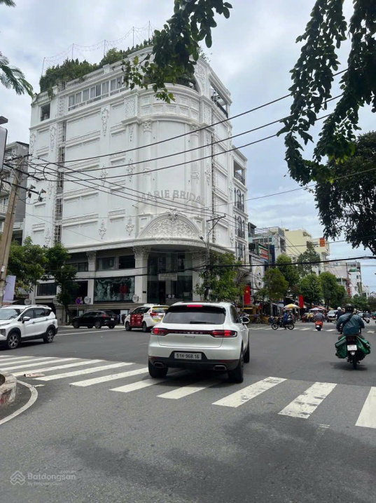 Bán toà nhà, 2 mặt tiền, 9 tầng, đối diện chợ Tân Mỹ, Quận 7, liền kề PMH, 200m²(10x20m) 130 tỷ