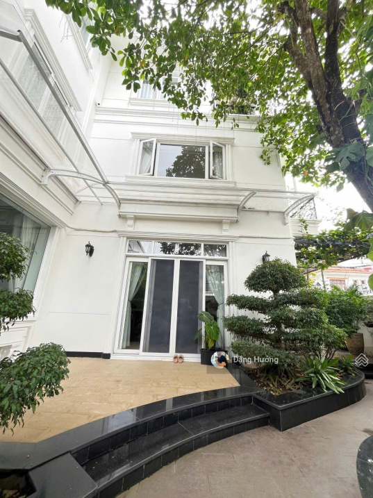 Biệt thự đẳng cấp 3 mặt tiền khu compound – Thảo Điền – Quận 2. DT: 20x20m. Giá: 65 tỷ