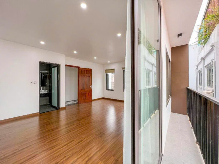 Nhà mới Lạc Long Quân – ngõ thông – thang máy – 5 tầng giá nhỉnh 12 tỷ.