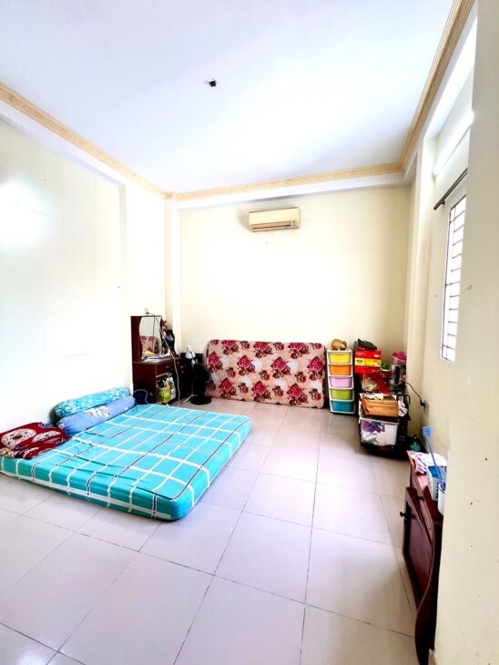 Bán Gấp Nhà Hẻm Dien Tich To Huỳnh Tấn Phát, Quận 7: 76m2, 3 Tầng, 5PN, Đông, Giá 6.8 Tỷ,