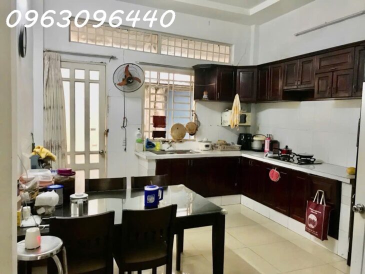 Bán Gấp Nhà Hẻm Huỳnh Tấn Phát, Quận 7, 36m2, 2 Tầng, 3PN, Sổ Đỏ, Giá Chỉ 6.1 Tỷ