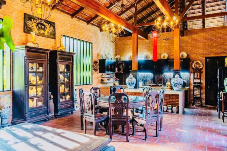 Biệt phủ gỗ của nghệ sĩ Hoàng Mập với Dt 1600m2, toàn bằng gỗ Lim và Linh đàn,để lại hết Nt Gỗ cao