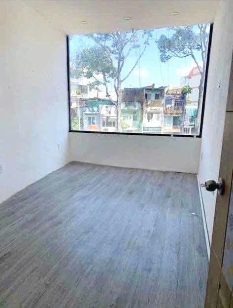 15 Triệu: HIẾM nguyên căn MẶT TIỀN đường 3 tháng 2 Q10- cao 4 tầng 3 phòng thông suốt. VŨ 0933910039