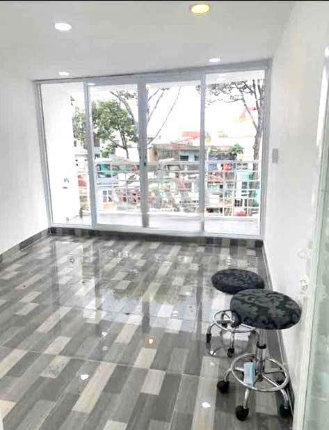 15 Triệu: HIẾM nguyên căn MẶT TIỀN đường 3 tháng 2 Q10- cao 4 tầng 3 phòng thông suốt. VŨ 0933910039