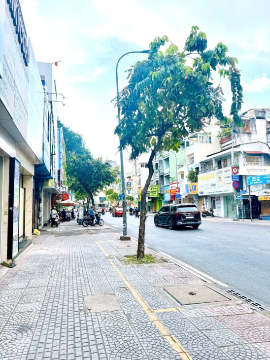 Quận 1- Mặt tiền Đinh Tiên Hoàng- 76M2- NHÀ CŨ TIỆN XÂY MỚI 5 Tầng,vỉa hè 6m: 19 Tỷ. VŨ 0933910039