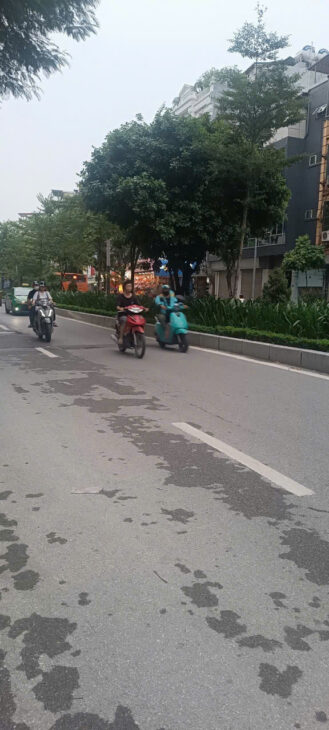 BÁN NHÀ MẶT PHỐ LẠC LONG QUÂN_ TÂY HỒ HÀ NỘI .ĐOẠN VỈA HÈ RỘNG,KINH DOANH SẦM UẤT .DIỆN TÍCH GẦN