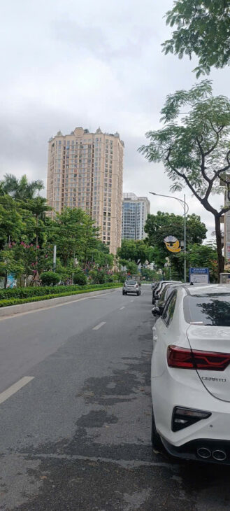 BÁN NHÀ MẶT PHỐ LẠC LONG QUÂN_ TÂY HỒ HÀ NỘI .ĐOẠN VỈA HÈ RỘNG,KINH DOANH SẦM UẤT .DIỆN TÍCH GẦN