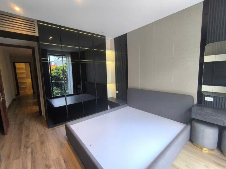 Bán nhà Bồ Đề 60m MT4m 5 tầng thang máy gara ô tô giá 18.8 tỷ