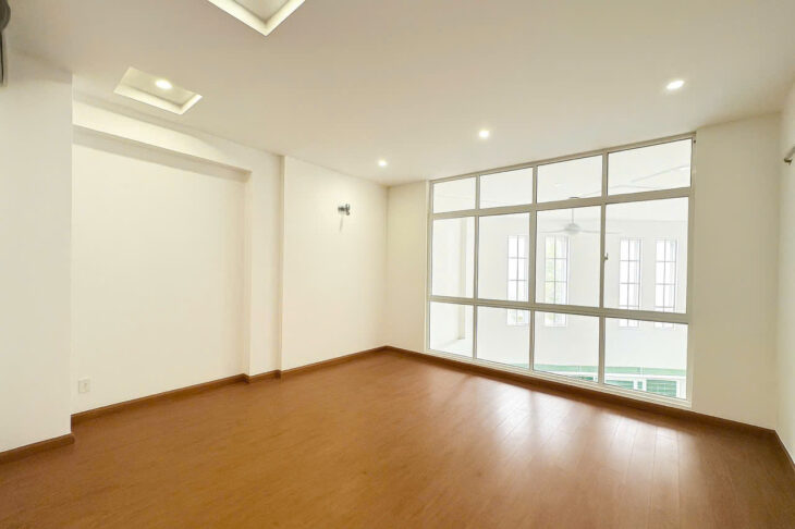 35 Triệu: thuê nguyên căn Quận 1 TRẦN KHÁNH DƯ- xe hơi trong nhà- 5m Ngang 5 tầng nhiều cửa sổ lớn