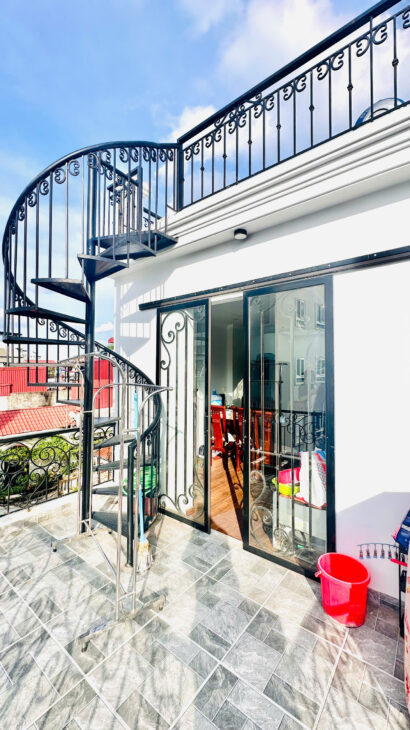 BÁN NHÀ RẤT GẦN TÂY HỒ – NHÀ MỚI TINH – THANG MÁY – PHÂN LÔ – KINH DOANH – Ô TÔ 7C- NGÕ THÔNG –