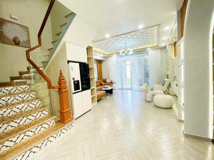 VILLA AN CƯ LẠC NGHIỆP TẠI QUẬN 7 – VUÔNG VỨC, NGANG LỚN HIẾM CÓ – 8.8 Tỷ