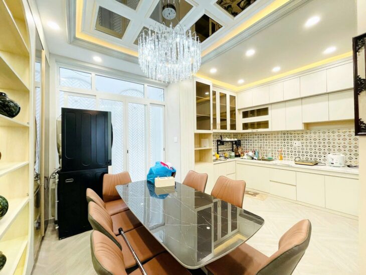 VILLA AN CƯ LẠC NGHIỆP TẠI QUẬN 7 – VUÔNG VỨC, NGANG LỚN HIẾM CÓ – 8.8 Tỷ