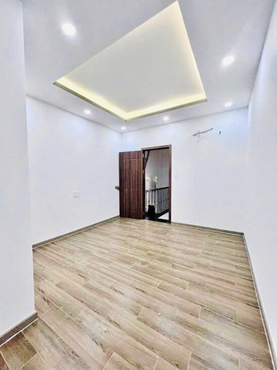 18 Triệu: thuê nguyên căn mới xây Quận 4- MẶT TIỀN đường số- 4×8- 4 Tầng 3 Phòng ngủ. VŨ 0933910039
