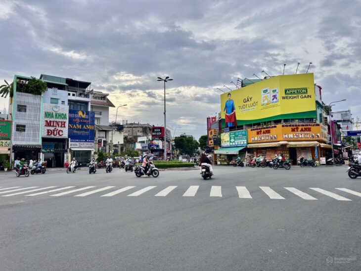 Cho thuê mặt phố Lê Văn Sỹ, 120 triệu, 300m2, 3PN, 3WC, giá siêu hời