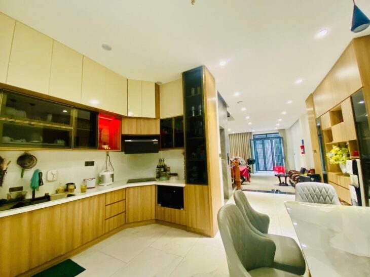 Bán gấp nhà hẻm xe hơi đường C1, Tân Bình: 84m2, 4 tầng, 4PN, sổ đỏ trao tay, giá hời chỉ 18.5 tỷ!