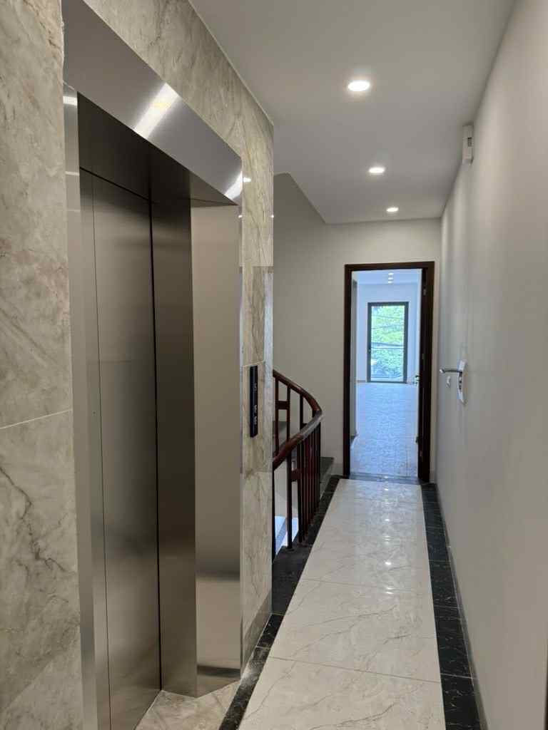 bán nhà Hoa Lâm-Việt Hưng, 83m x 5 tầng, thang máy, gara, nở hậu, 6 ngủ khép kín, dòng tiền