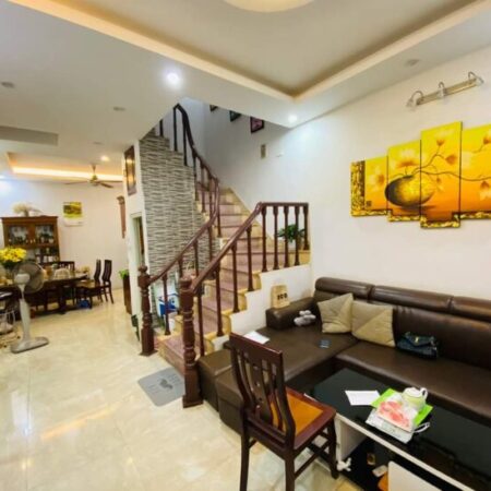 Hoàng Quốc Việt phân lô ô tô tránh vào nhà, 1 ngoặt ra phố, mặt tiền rộng, nhà dân xây ở sướng