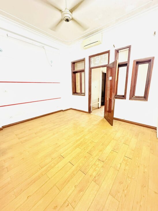 Đầu tư! Phân lô Hoàng Quốc Việt, ngõ thông bàn cờ, ô tô tránh vỉa hè 2 bên, full tiện ích, kinh