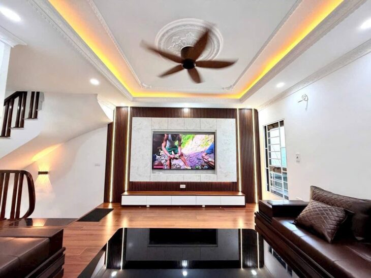 Lưu Phais tầng 8.2 tỉ thang máy nhập khẩu, full nội thất xịn