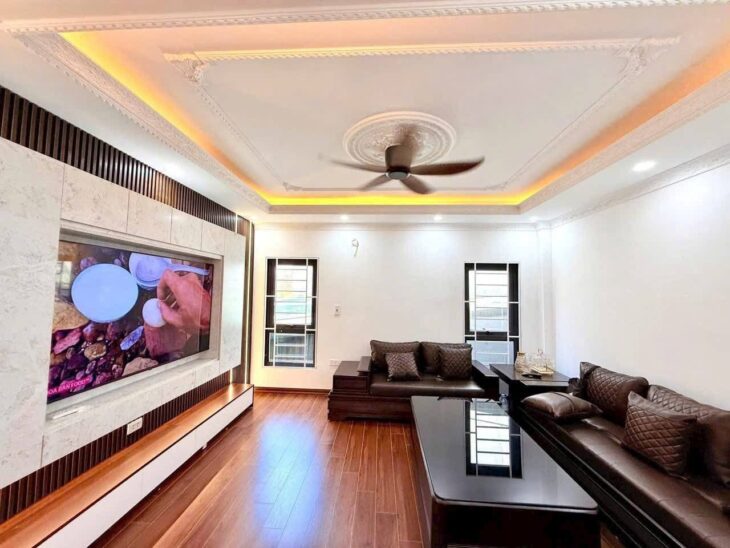 Lưu Phais tầng 8.2 tỉ thang máy nhập khẩu, full nội thất xịn