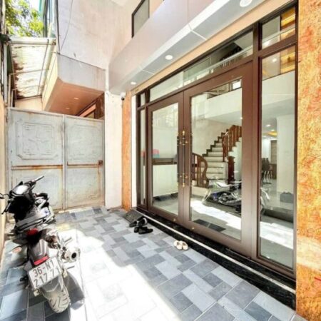 Lưu Phais tầng 8.2 tỉ thang máy nhập khẩu, full nội thất xịn