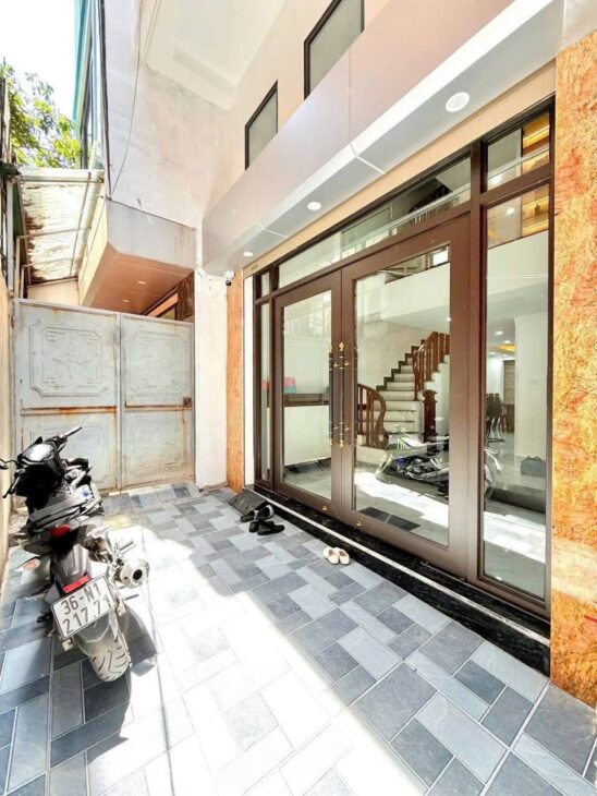 Lưu Phais tầng 8.2 tỉ thang máy nhập khẩu, full nội thất xịn