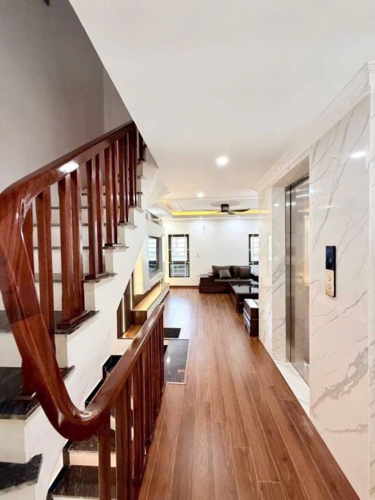 Lưu Phais tầng 8.2 tỉ thang máy nhập khẩu, full nội thất xịn