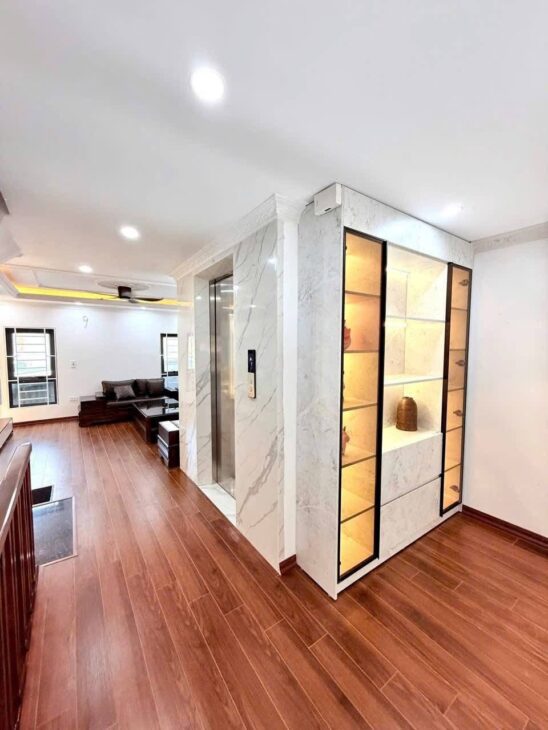 Lưu Phais tầng 8.2 tỉ thang máy nhập khẩu, full nội thất xịn