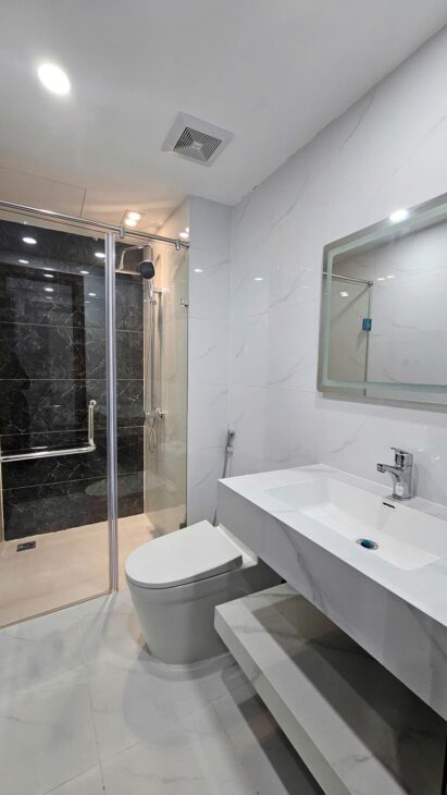 Bán nhà mặt ngõ Hoàng Hoa Thám, Ba Đình 2 nhà ra mặt phố nhà đẹp ỏ ngay 55m 5tầng 11,4tỷ