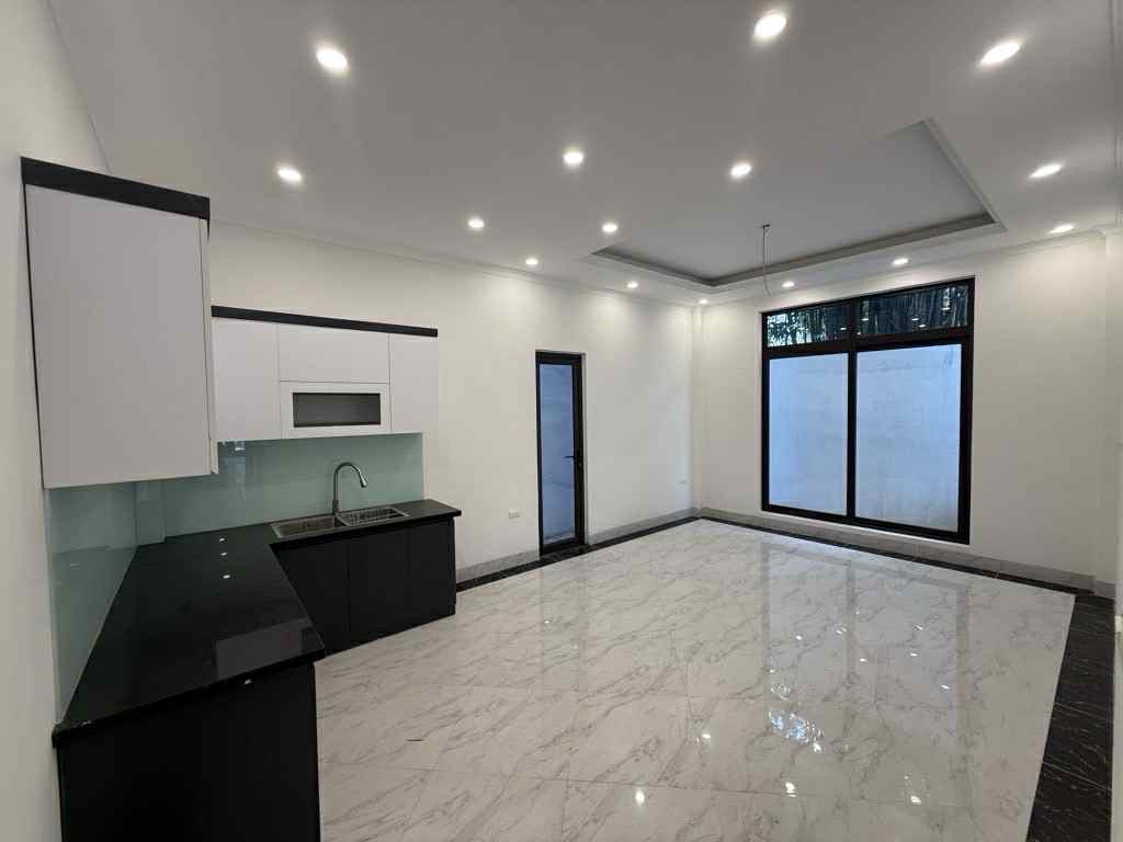 bán nhà Hoa Lâm-Việt Hưng, 83m x 5 tầng, thang máy, gara, nở hậu, 6 ngủ khép kín, dòng tiền
