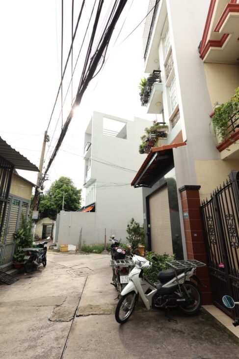 Sắp ngộp bank, nhà 4 tầng ngang 7m, gần nhà ga T3