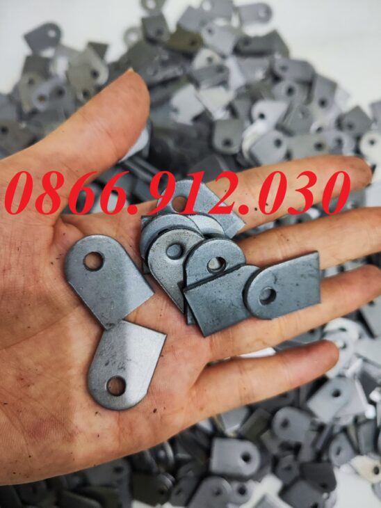Ứng dụng của bas sắt gia cố mặt bàn trong sản xuất mặt bàn gỗ khung sắt