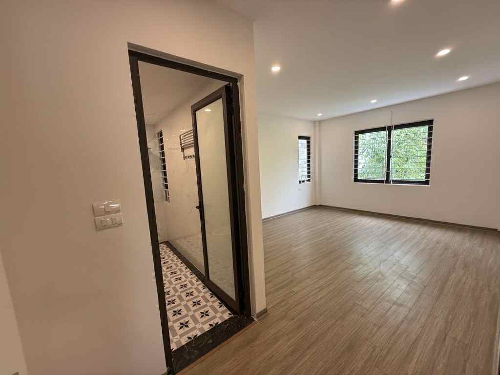 bán nhà Hoa Lâm-Việt Hưng, 83m x 5 tầng, thang máy, gara, nở hậu, 6 ngủ khép kín, dòng tiền