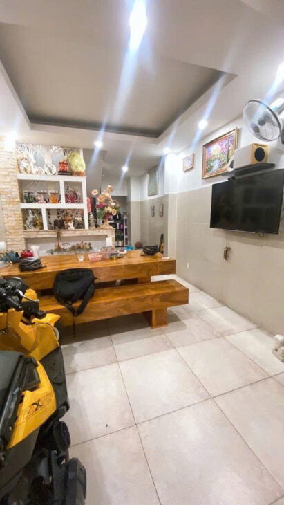 Mặt tiền Nguyễn Cảnh Chân giao Nguyễn Trãi P. Nguyễn Cư Trinh Q1 HƠN 300 TRIỆU M