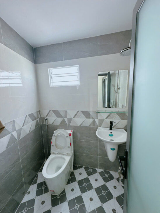 SÁT MẶT TIỀN VĨNH KHÁNH Q4 NGANG 3.5 DÀI 14.5 NHÀ MỚI ĐÚC BÊ TÔNG 100 TRIÊU M