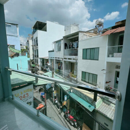 SÁT MẶT TIỀN VĨNH KHÁNH Q4 NGANG 3.5 DÀI 14.5 NHÀ MỚI ĐÚC BÊ TÔNG 100 TRIÊU M