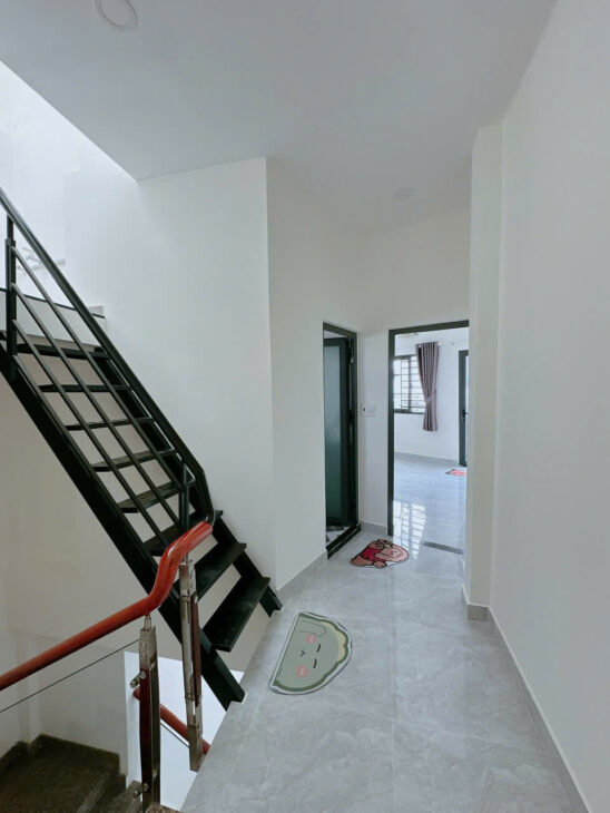 SÁT MẶT TIỀN VĨNH KHÁNH Q4 NGANG 3.5 DÀI 14.5 NHÀ MỚI ĐÚC BÊ TÔNG 100 TRIÊU M