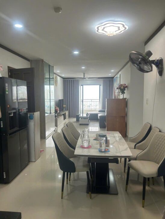 Cơ hội vàng! Bán gấp căn hộ 131m2, 3PN, tầng 18, view đẹp, sổ hồng, Q7, giá chỉ 4.6 tỷ, đường Trần