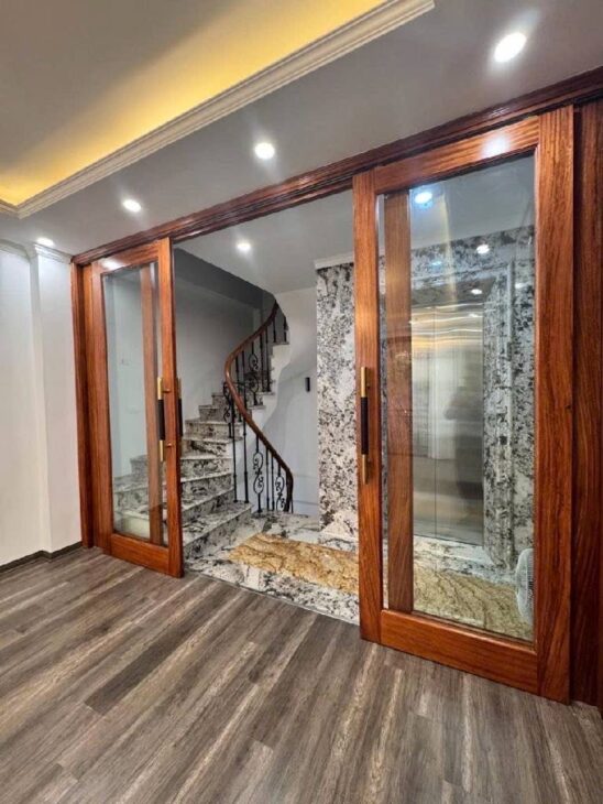 THỤY KHUÊ 37M x7 TẦNG THANG MÁY 18 TỶ NGÕ THÔNG RA HỒ,10M RA PHỐ ,XE 16 CHỖ ĐỖ CỬA