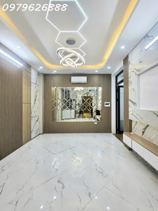 NHÀ PHỐ HOÀNG QUỐC VIỆT. FULL NỘI THẤT CAO CẤP, THANG MÁY, Ô TÔ VÀO NHÀ. CHỈ VIỆC XÁCH VALI VỀ Ở