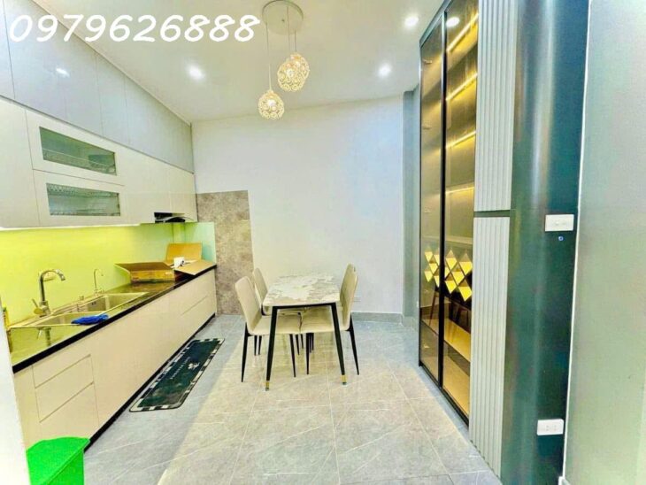 NHÀ PHỐ HOÀNG QUỐC VIỆT. FULL NỘI THẤT CAO CẤP, THANG MÁY, Ô TÔ VÀO NHÀ. CHỈ VIỆC XÁCH VALI VỀ Ở