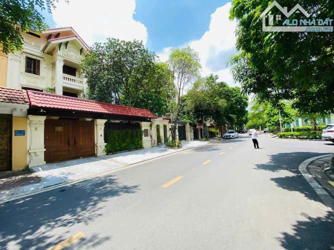 Bán BT Trung Văn Vinaconex3, Nam Từ Liêm. DT 217m x 4T. Có hầm. Giá 49,5 tỷ. LH:0964769634