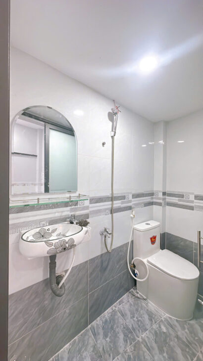 NHÀ ĐẸP MỚI ĐÚC BÊ TÔNG CÓ 2 TỶ NHỈNH Q4 HẺM NGANG 3.5 M