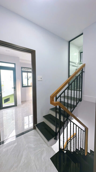 NHÀ ĐẸP MỚI ĐÚC BÊ TÔNG CÓ 2 TỶ NHỈNH Q4 HẺM NGANG 3.5 M