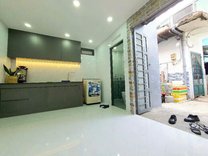 Bán nhà ở đường Nguyễn Kiệm hường ra Phạm Văn Đống giáp Bình Thạnh giá chỉ 3 tỷ nhà đẹp, ở ngay.