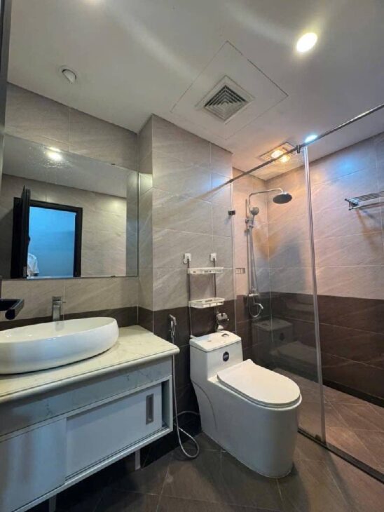 PHÙNG CHÍ KIÊN 30M x5 TẦNG 8,8 TỶ-PHÂN LÔ,Ô TÔ TRÁNH NHÀ DÂN XÂY,2 THOÁNG,FULL NỘI THẤT