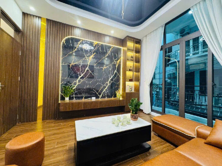 Bán nhà mặt phố Trường Chinh, Đống Đa. DT 52m2, 6 tầng, 6PN, SĐCC. Giá 15 tỷ. LH: 0975948906