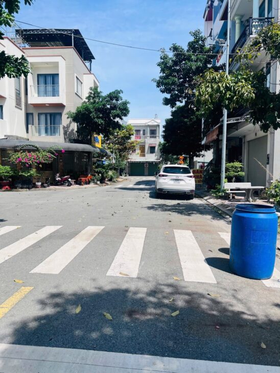 NHÀ ĐẸP 1 TRỆT 1 LỬNG 2 LẦU – SÂN THƯỢNG TRƯỚC SAU – CHIÊU LIÊU – DĨ AN